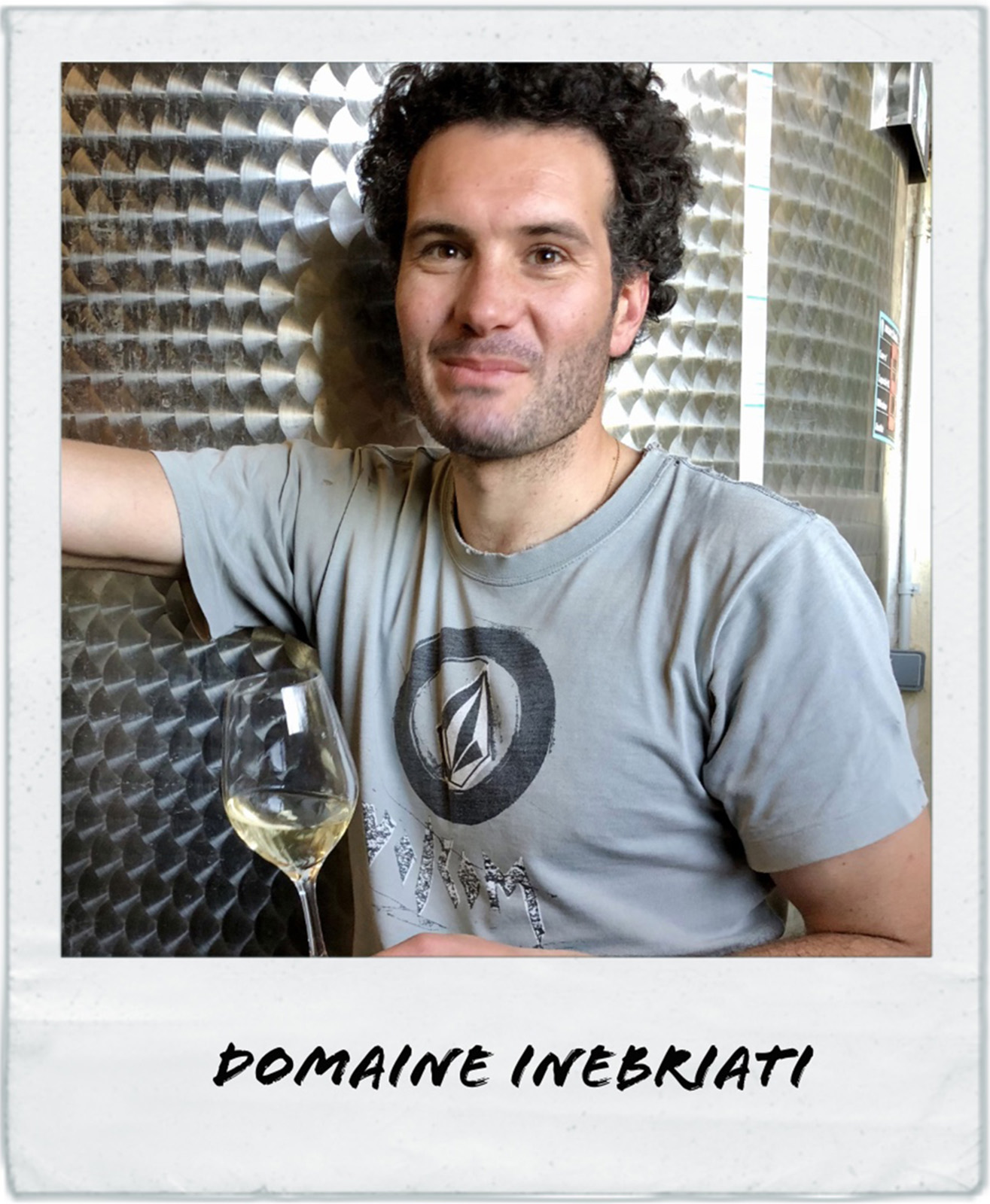 Victor beau du Domaine Inebriati dans sa cuverie