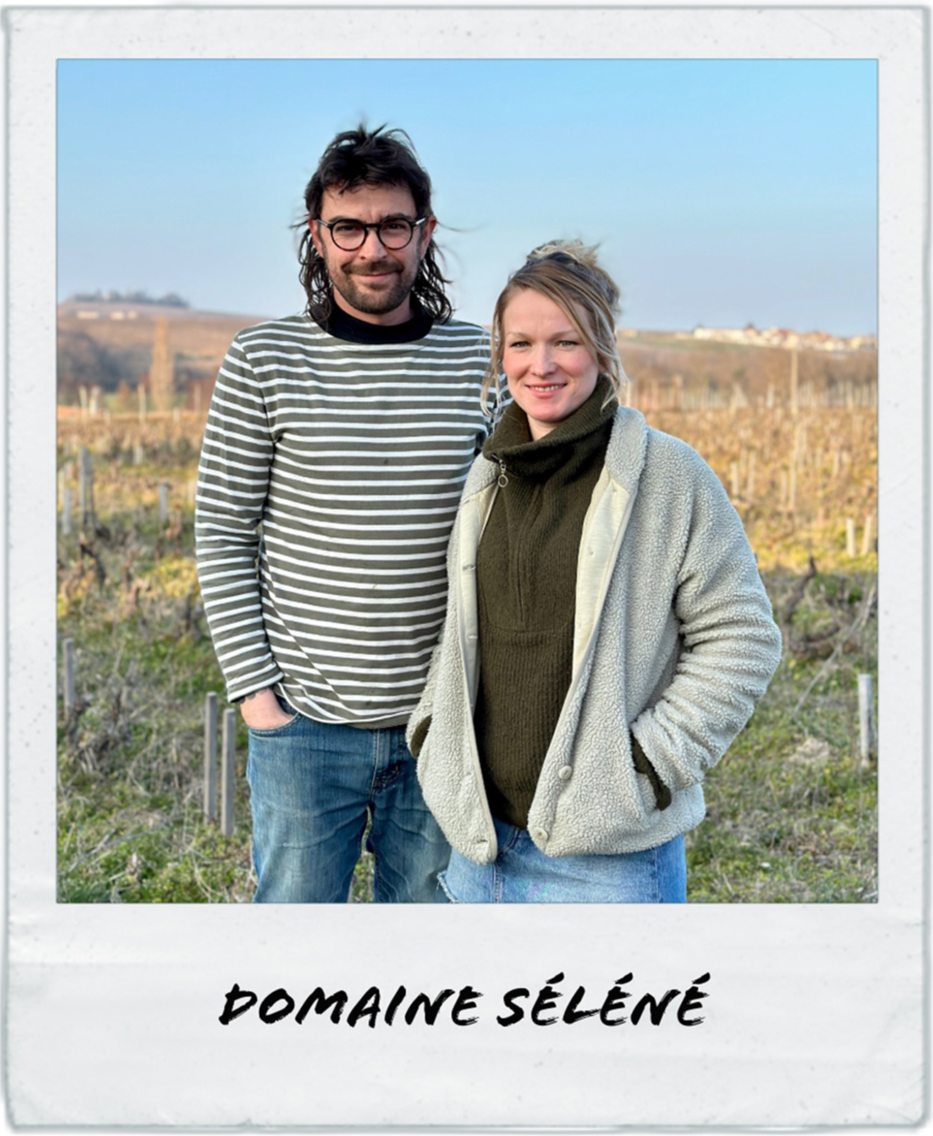 Sylvère Trichard et Mathilde Sothier, vignerons du Domaine Séléné dans leurs vignes du Beaujolais