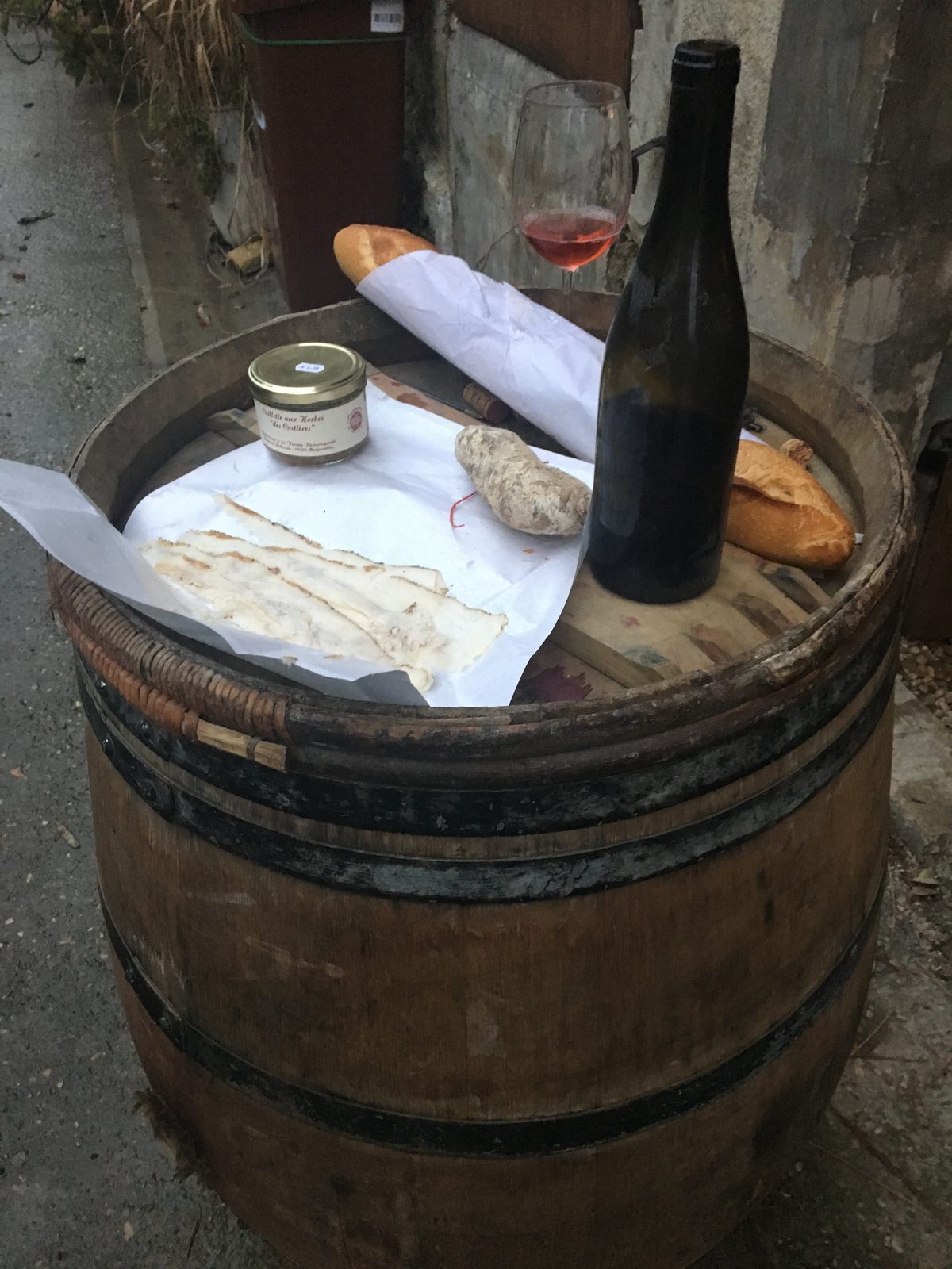 Casse-croûte au domaine autour d'une bouteille