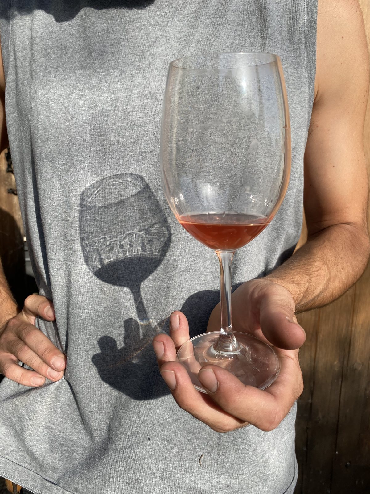 Charles Soulier avec un verre de rosé du domaine