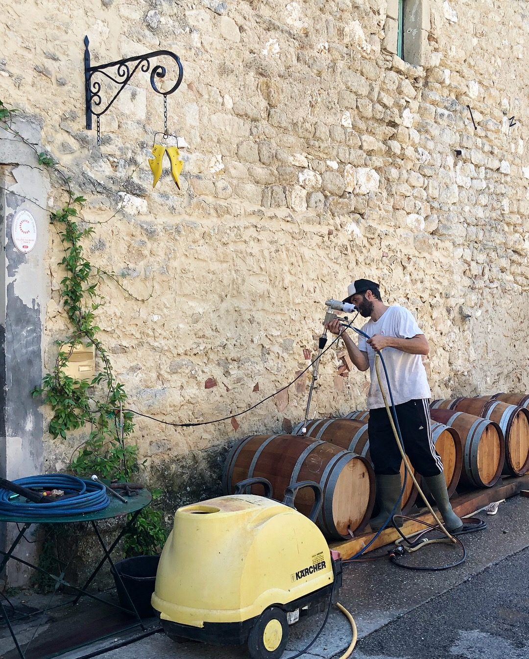 Guillaume Soulier nettoyant les barriques du domaine