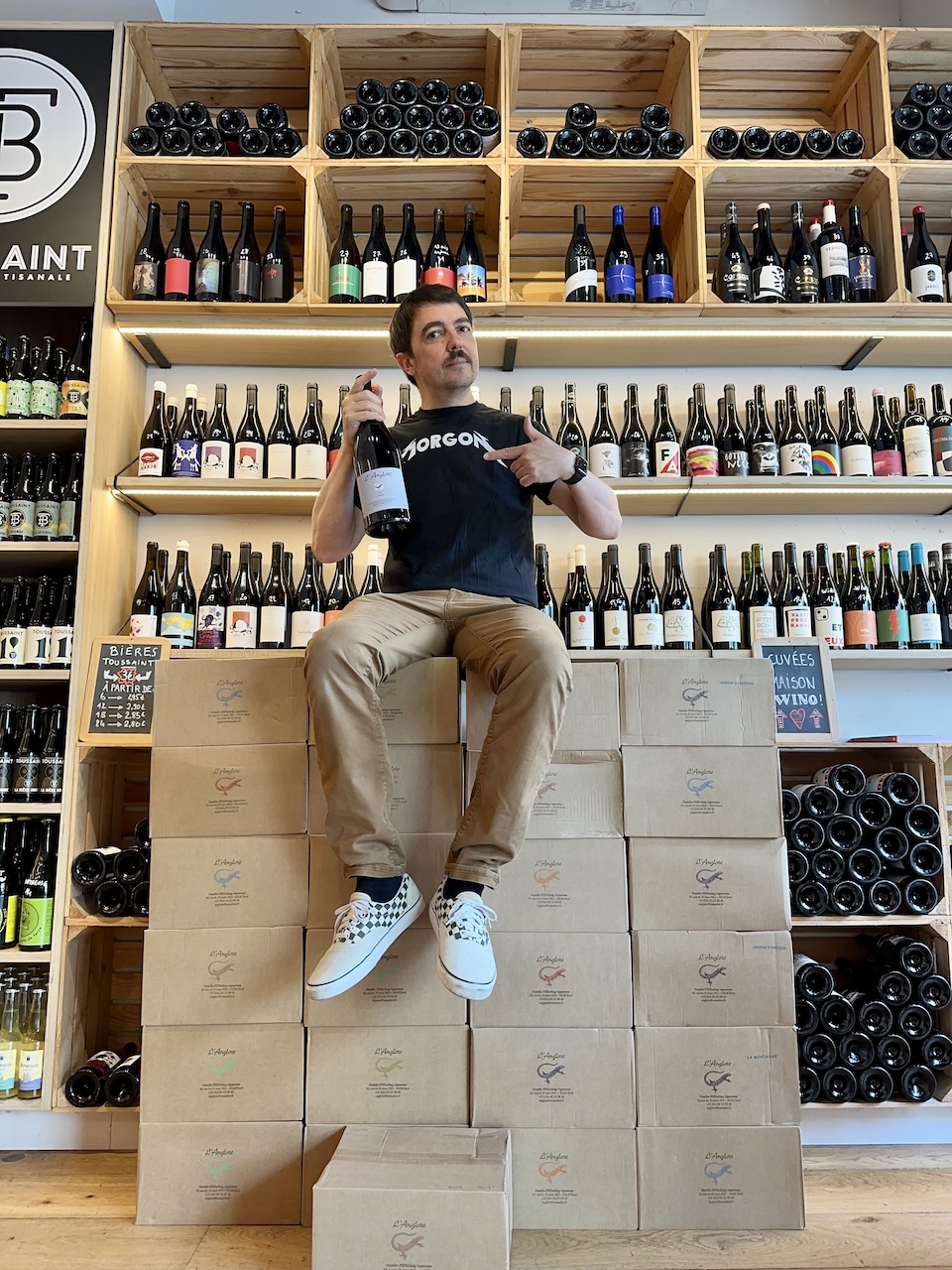 Nicolas sur les caisses de l'Anglore, chez Maison Wino