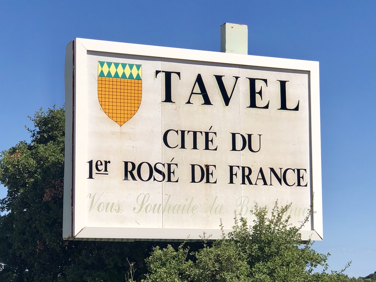 Le panneau d'entrée de Tavel, cité du premier rosé de France