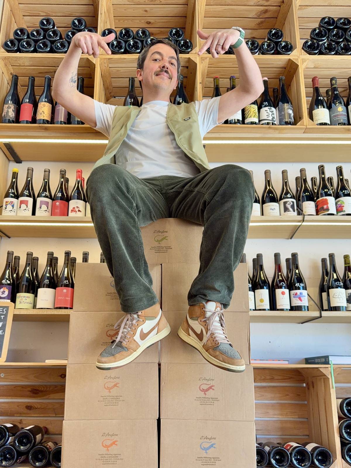 Cartons du domaine L'Anglore à l'arrivée à la cave Maison Wino