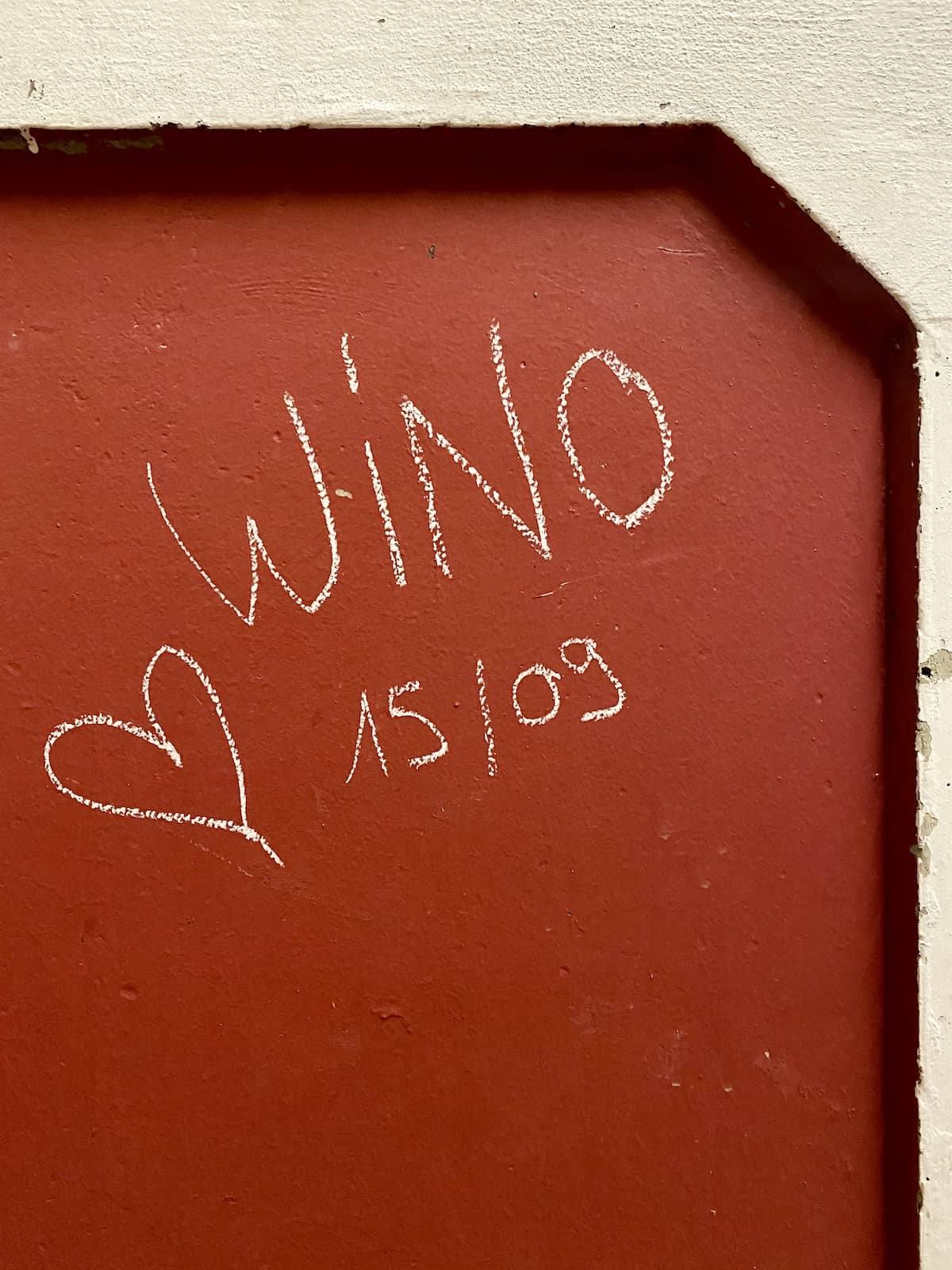 Cuve béton marquée Wino à la craie pour la cuvée 2 et Deux