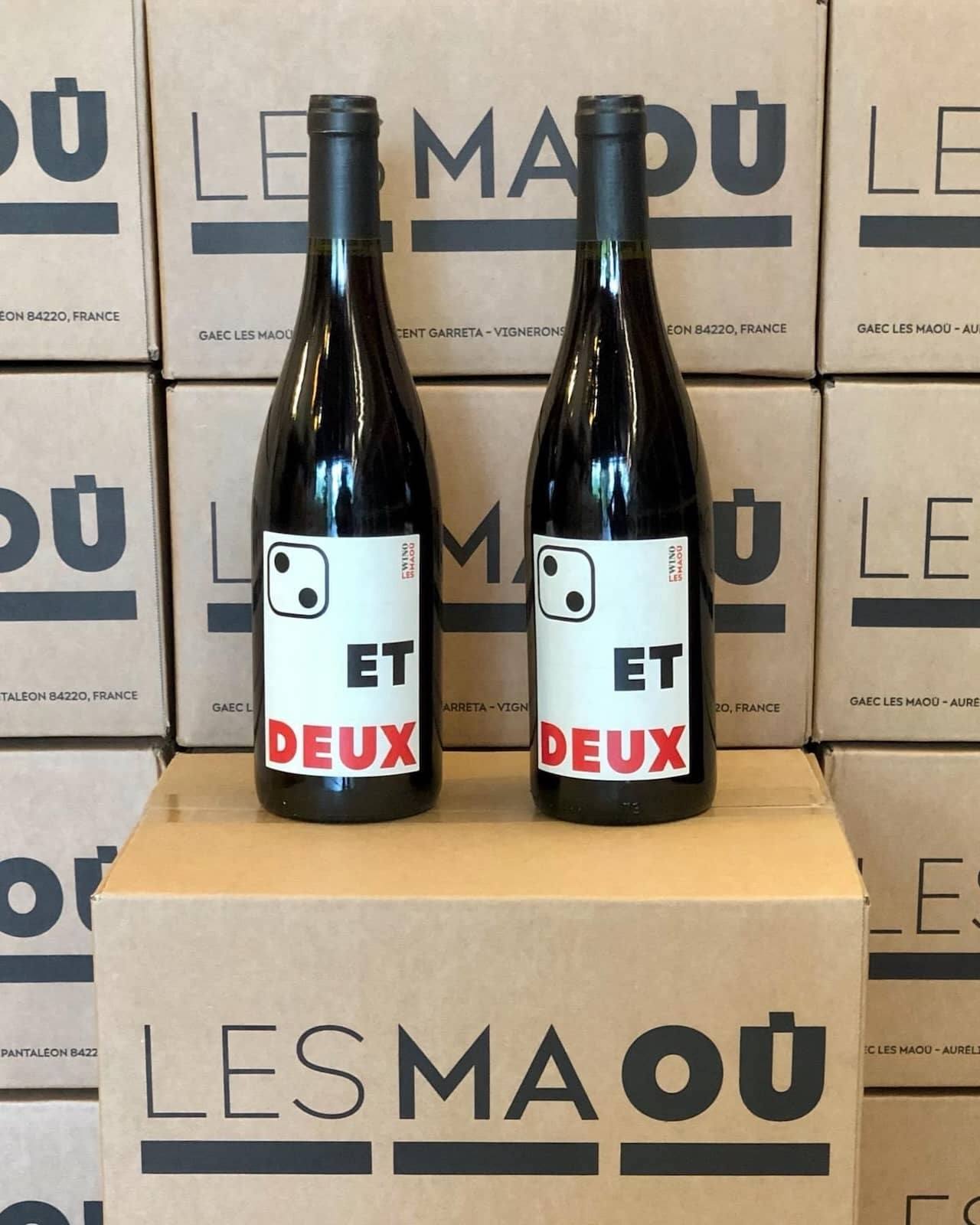 Bouteilles de la cuvée 2 et Deux devant les cartons du domaine Les Maoù