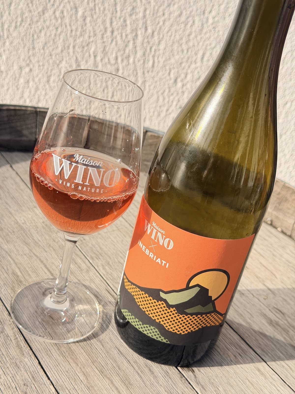 Le rosé 2024 de la cuvée Wino x Inebriati servi au verre