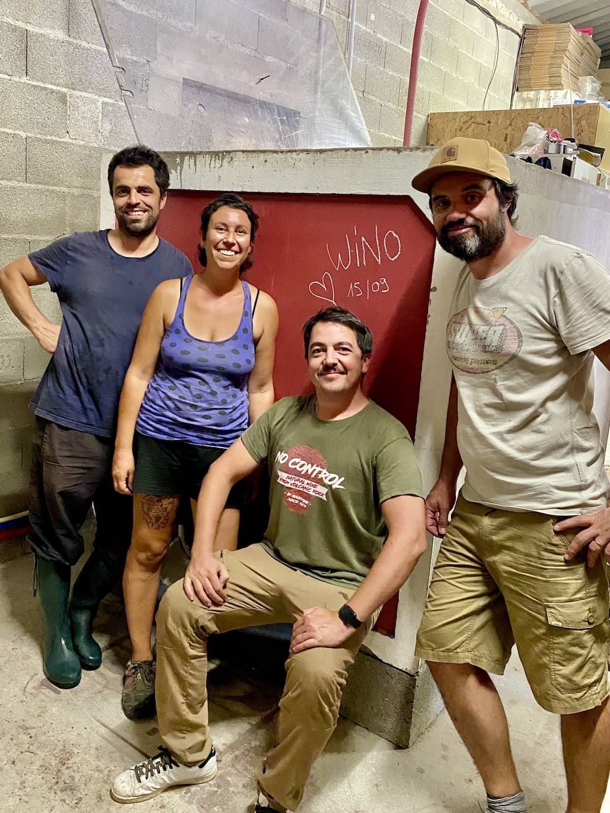 Maison Wino et Les Maoù devant la cuve de la cuvée 2 et Deux