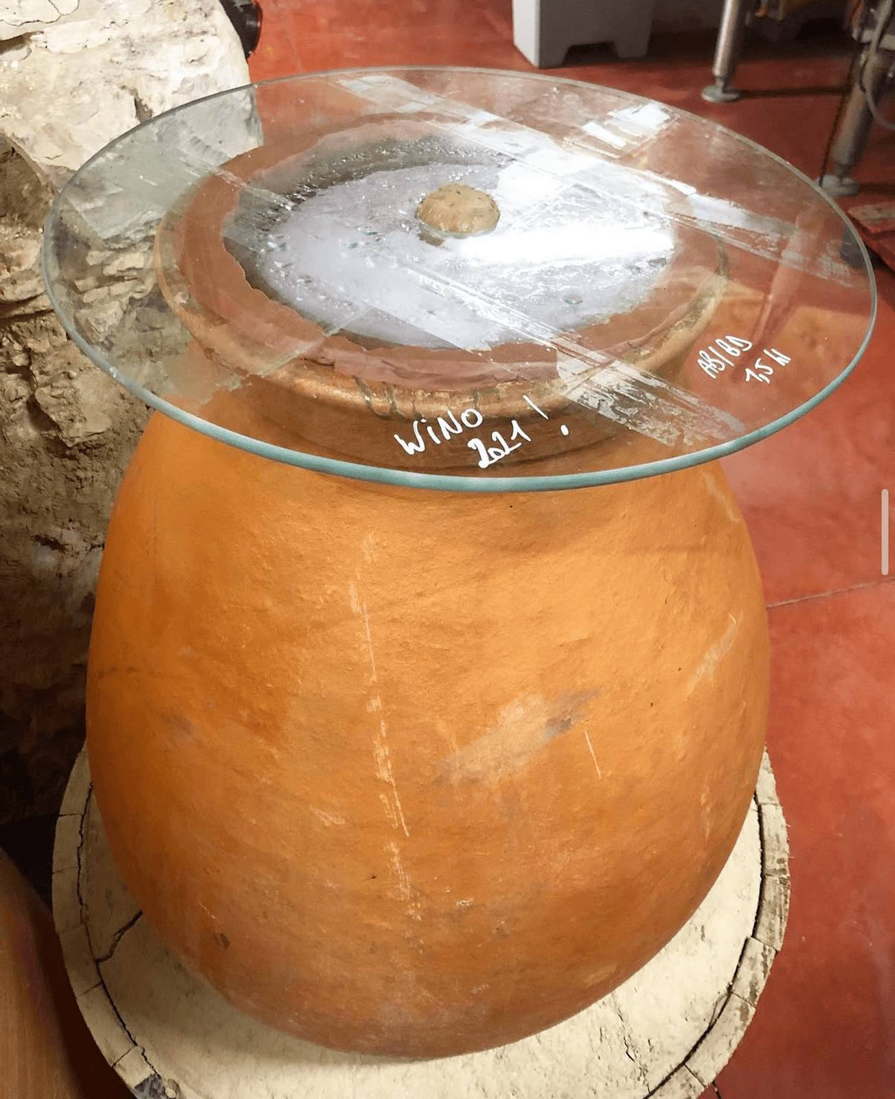 La jarre de grès géorgienne où a été élevé le millésime 2021 de la cuvée Wino x Inebriati