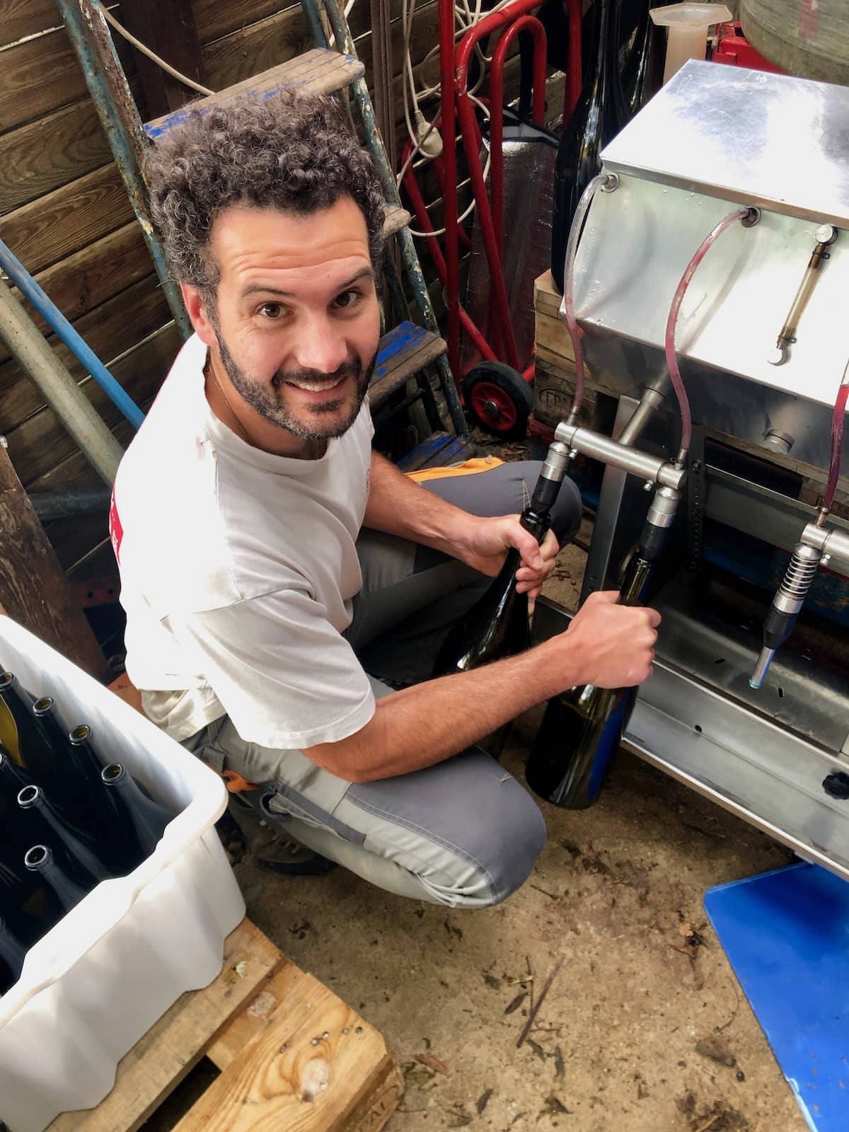 Mise en bouteille à la tireuse quatre becs de la cuvée Wino x Inebriati
