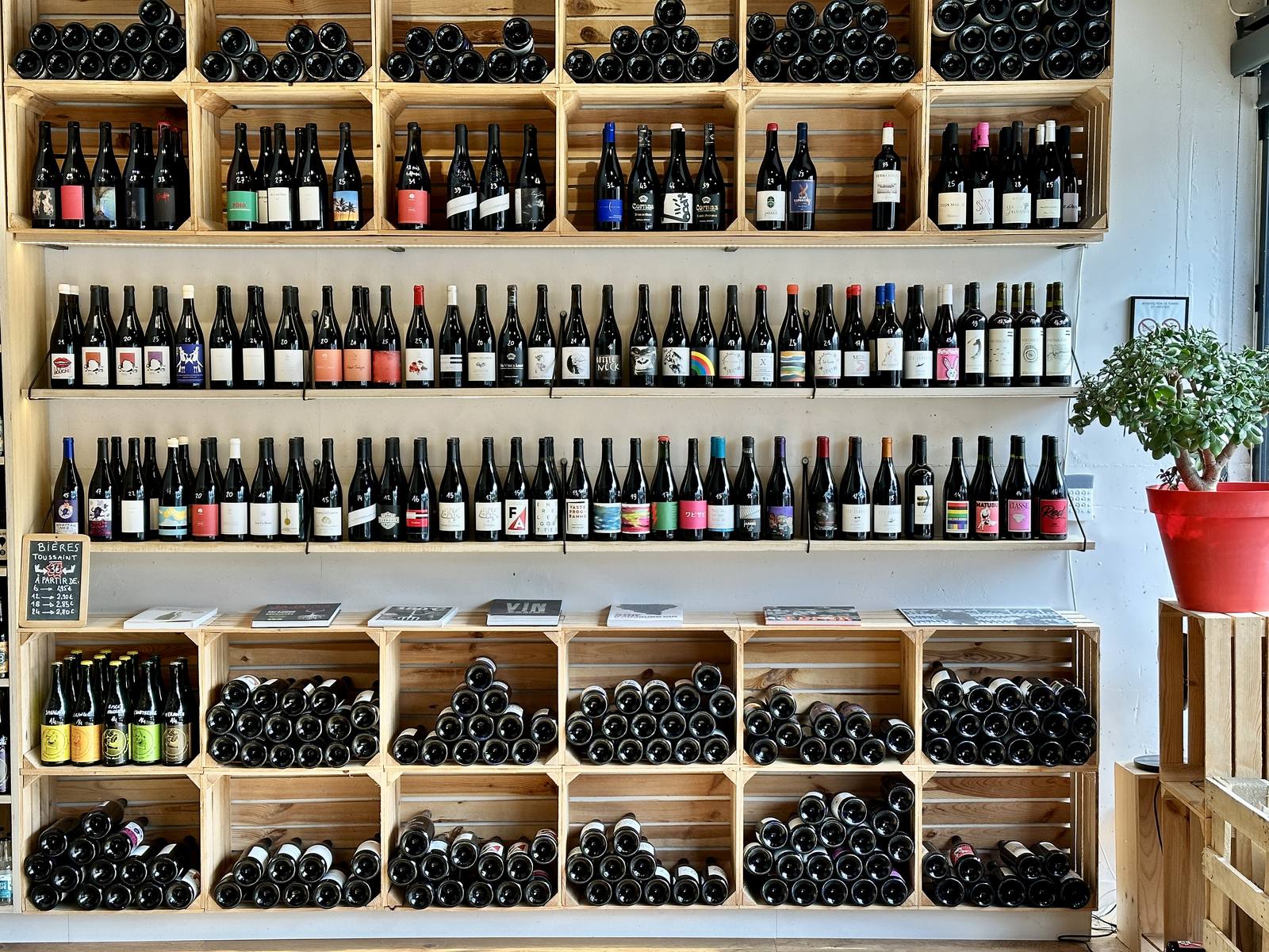 Mur de bouteilles de vins naturels dans la cave Maison Wino à Louveciennes