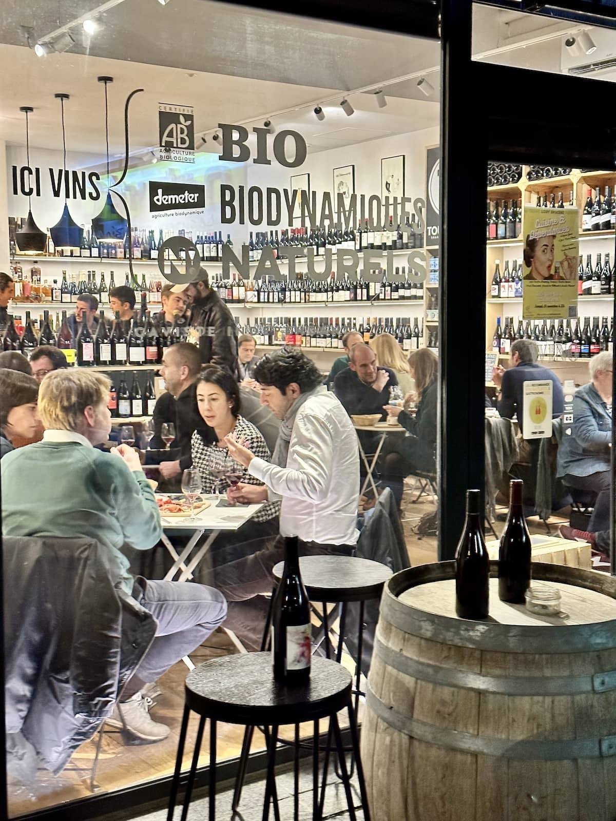 Soirée dans la cave Maison Wino, clients attablés autour du tonneau