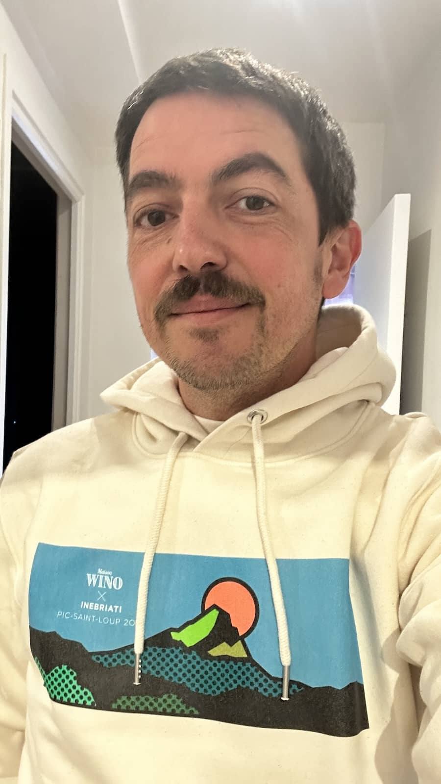Le motif du Pic Saint-Loup imprimé sur un sweat à capuche
