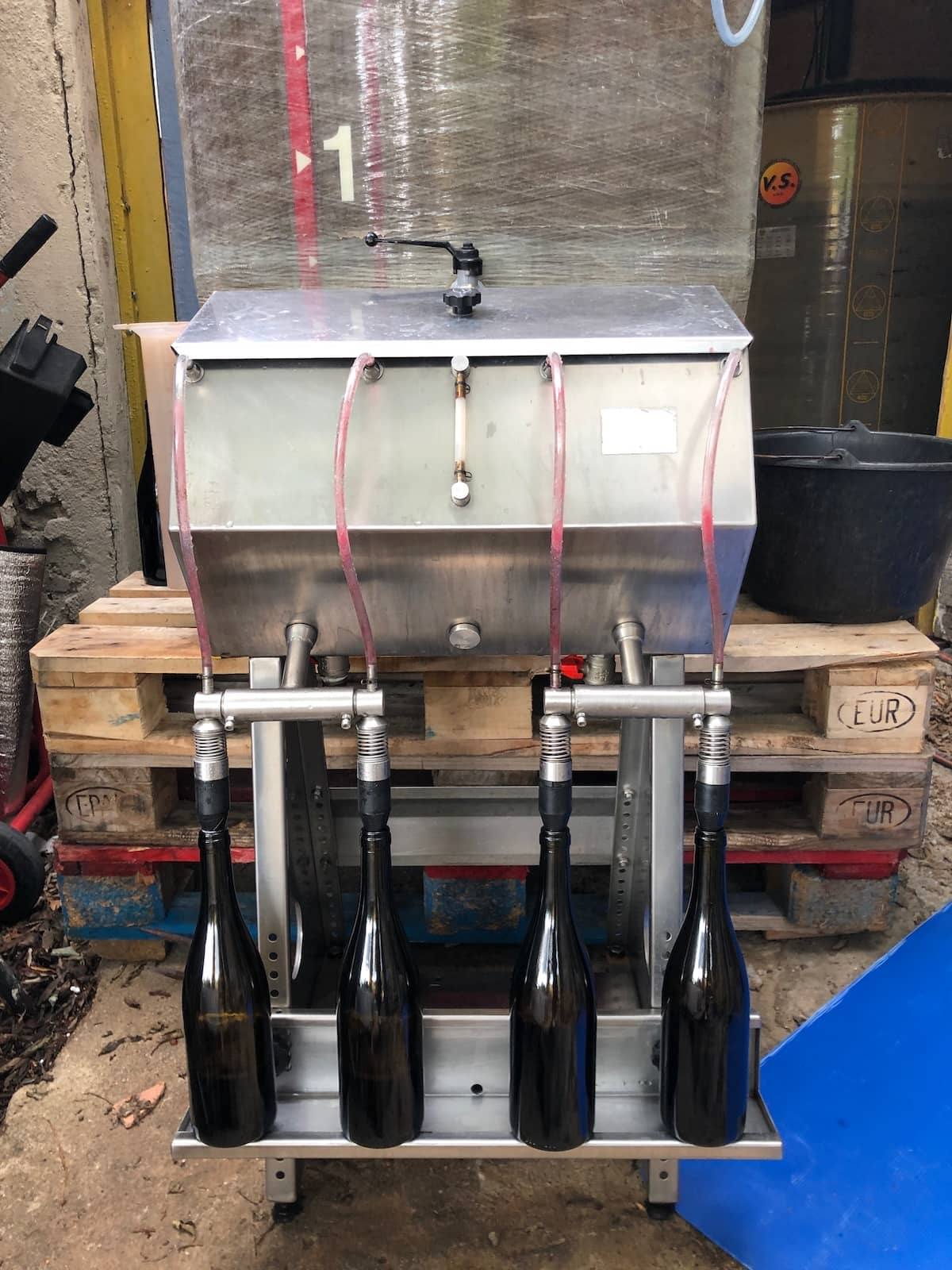 Tireuse quatre becs pendant la mise en bouteille